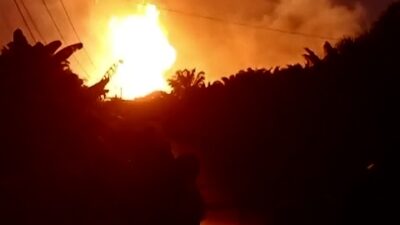 Pipa Gas Bocor dan Terbakar di Inhil, Api Menyala 15 Meter, Polisi Sterilkan Lokasi