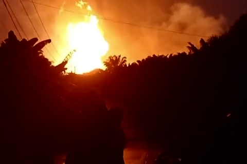 Pipa Gas Bocor dan Terbakar di Inhil, Api Menyala 15 Meter, Polisi Sterilkan Lokasi pipa gas PT TGI Bocor dan Semburkan Api