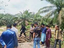 Bersama Warga, Polres Siak Perbaiki Dua Jembatan Lewat Program Presisi Merah Putih