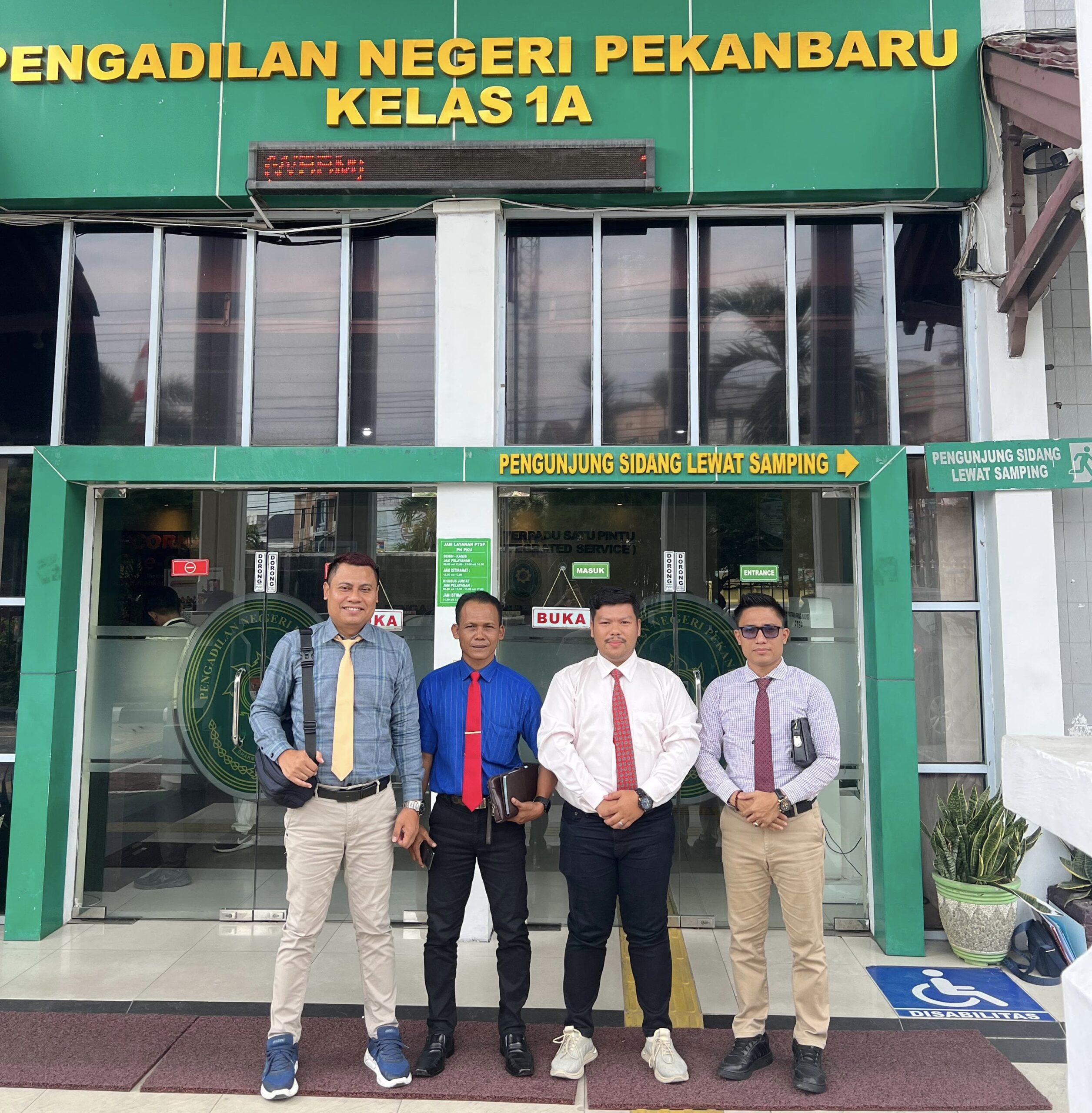 Kuasa Hukum Usai Persidangan di PN Pekanbaru