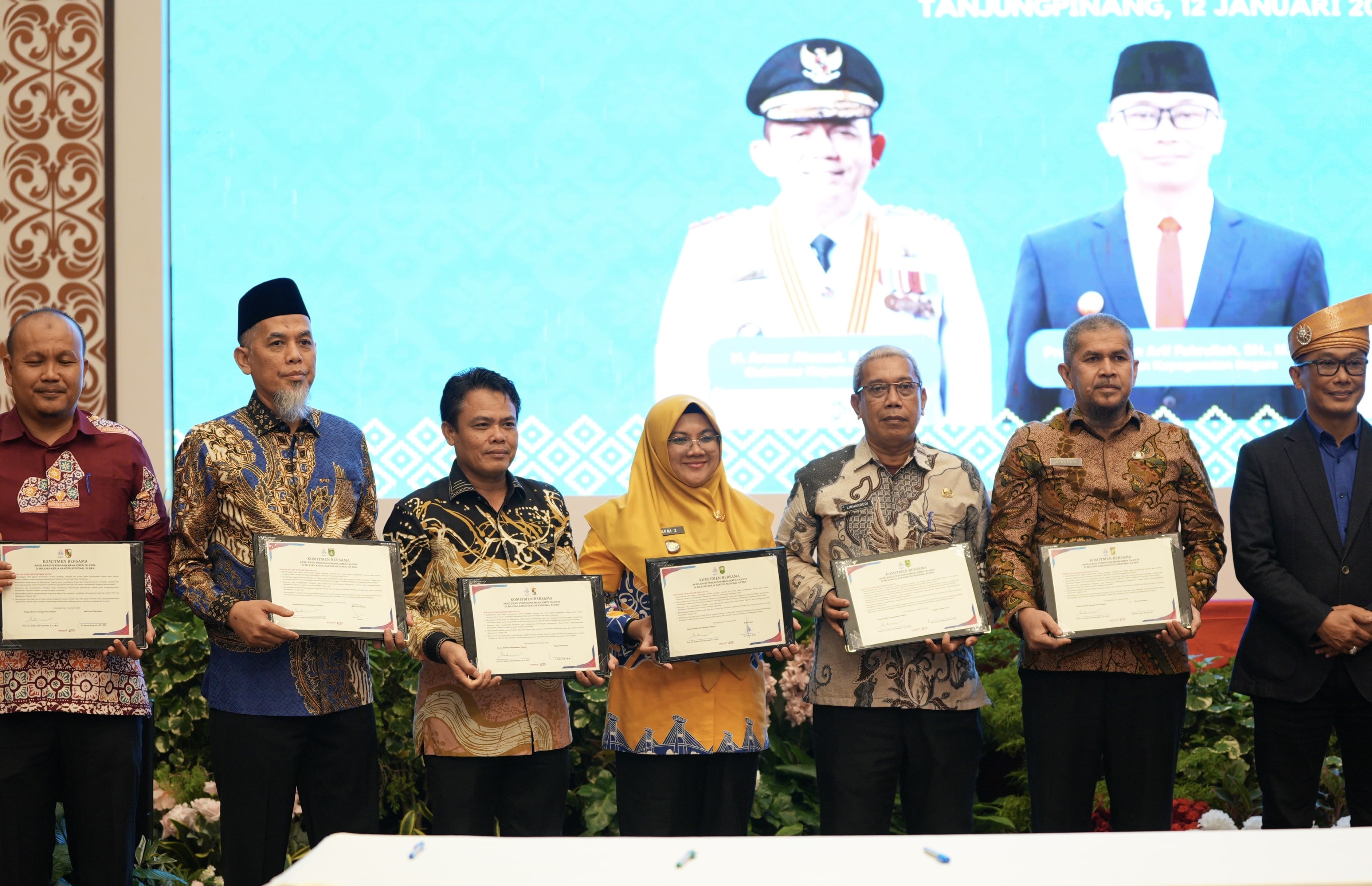 Bersama Kepala Daerah Se Riau dan Kepri Bupati Afni Teken Komitmen Manajemen Talenta ASN