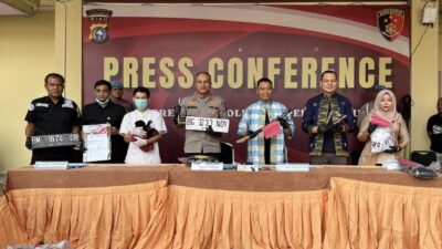 Konferensi Pers di Mapolresta Pekanbaru