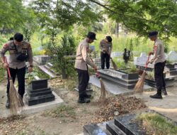 Brimob Polda Riau Gelar Aksi Bersih Kota di Bundaran Keris Pekanbaru