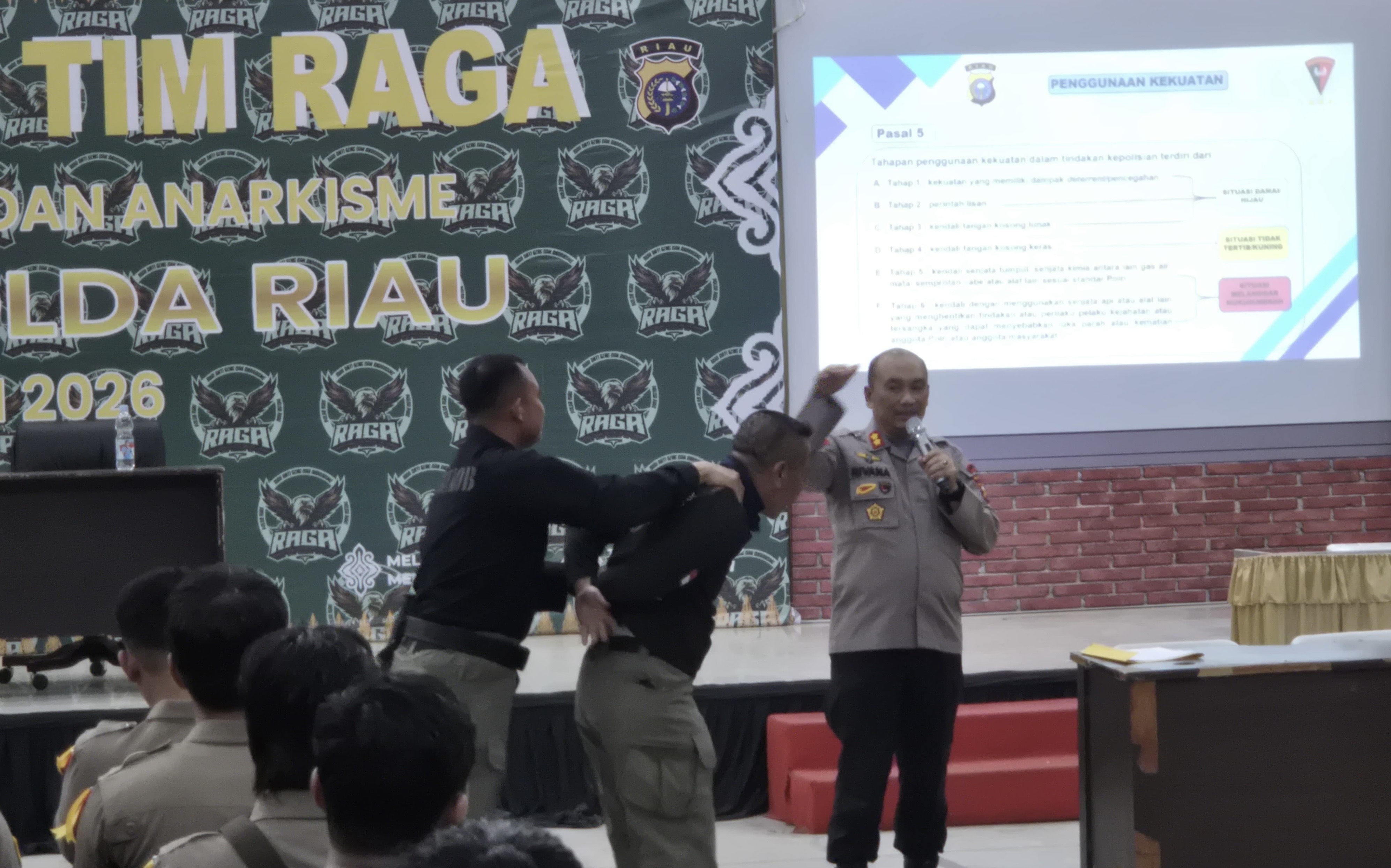 Kabag Ops Brimob Polda Riau Bekali Tim Raga dengan Pemahaman Perkap No. 1 Tahun 2009