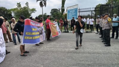 Demo di Kantor PHR, Sinergi Pemuda Riau Tuntut Sanksi Tegas Pelanggaran Limbah B3 Vendor Migas