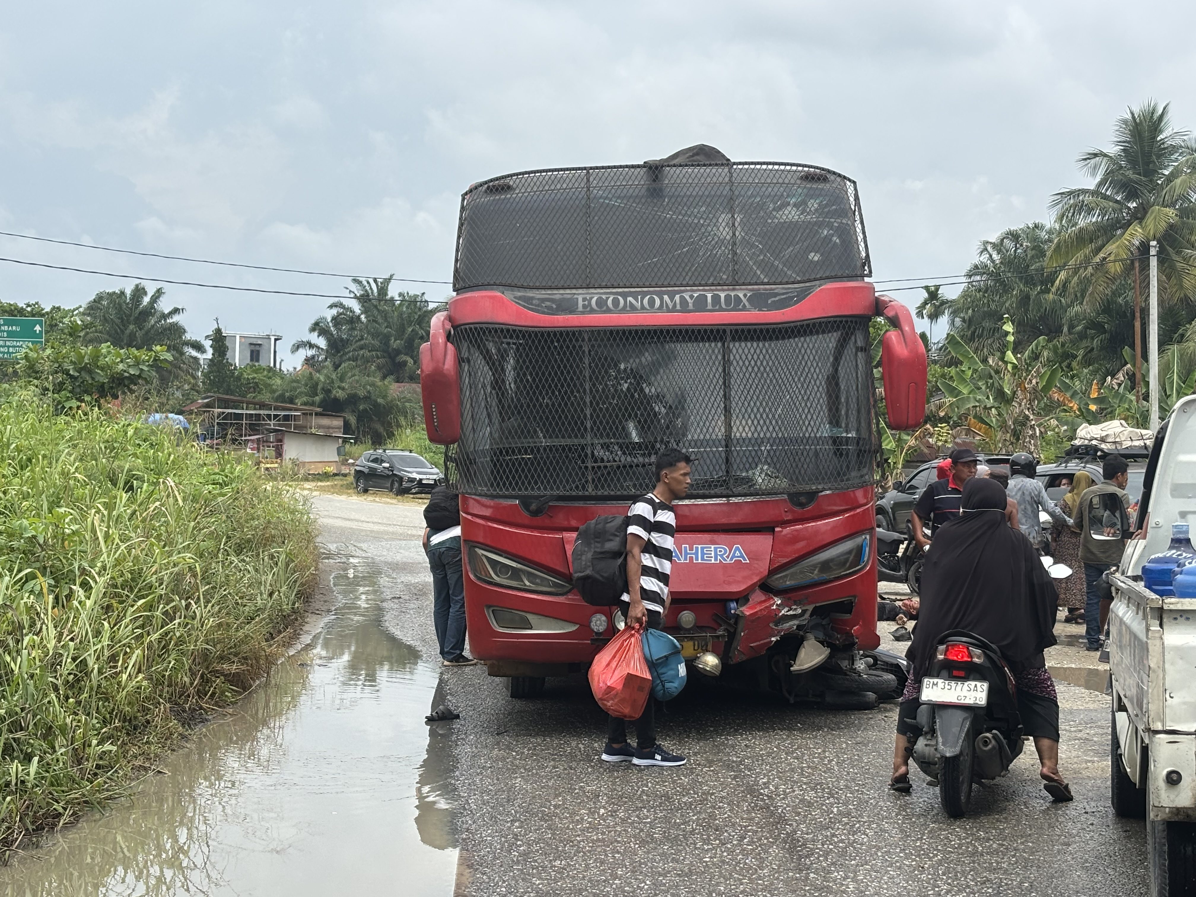 Bus Dilarang Masuk Kota, Pemotor di Perawang Patah Kaki Digilas Bus Halmahera