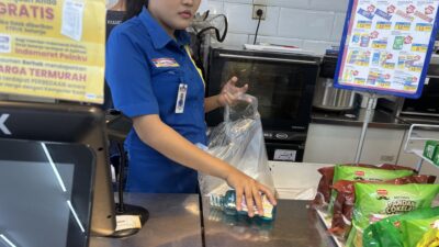 Plastik Belanja Berbayar di Indomaret–Alfamart Tuai Sorotan Ribuan Konsumen