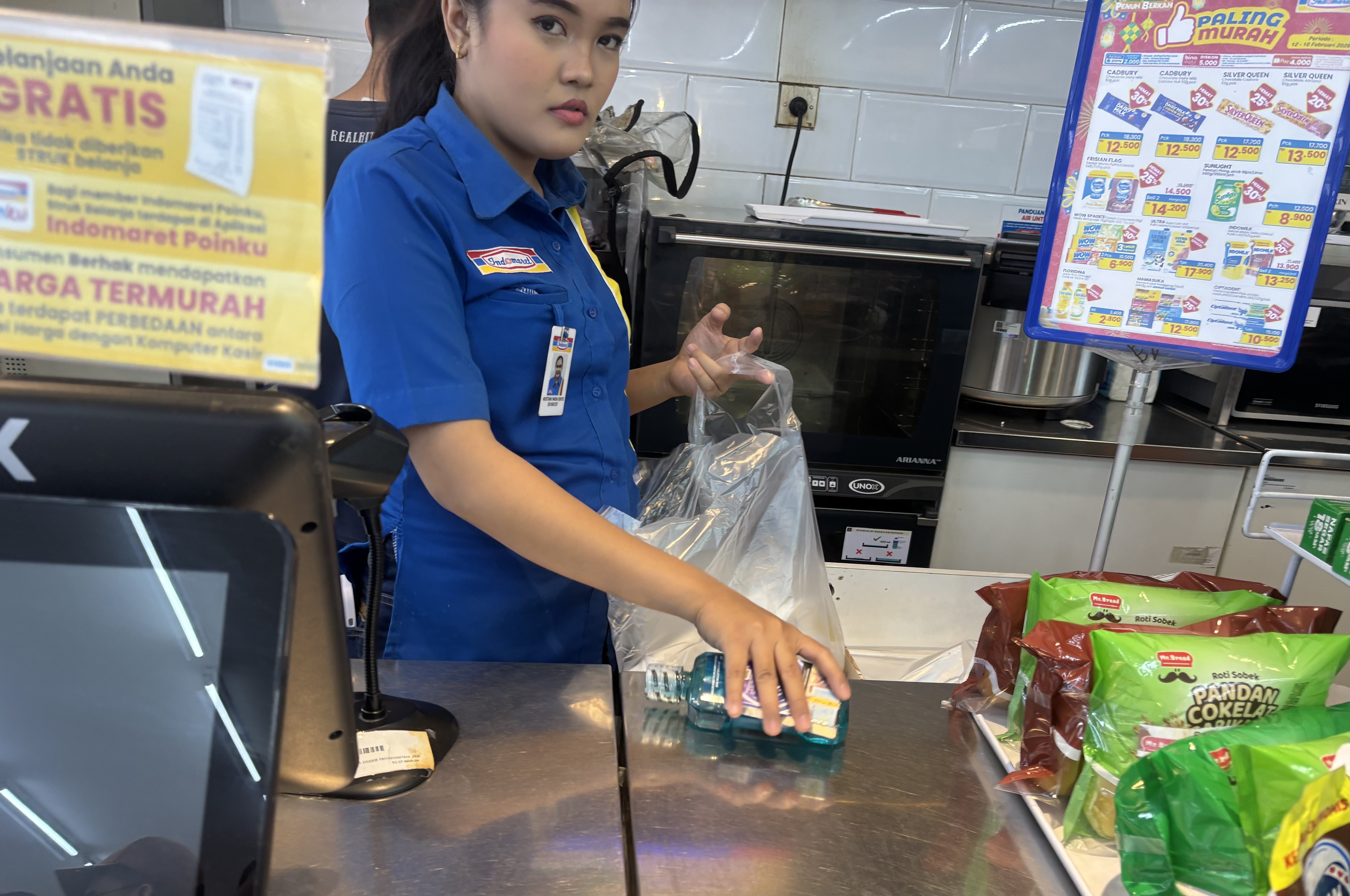 Plastik Belanja Berbayar di Indomaret–Alfamart Tuai Sorotan Ribuan Konsumen