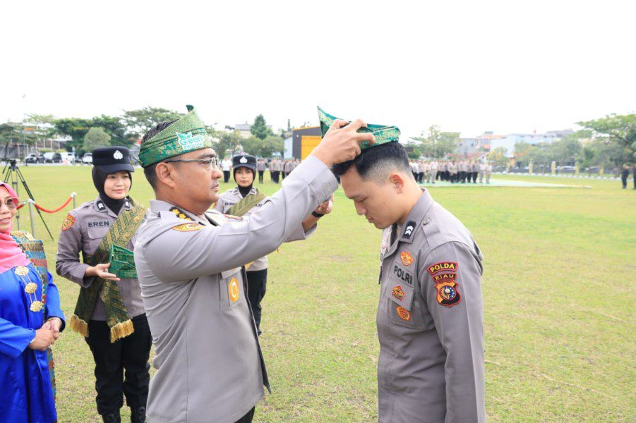 Polda Riau Wajibkan Personel Kenakan Tanjak dan Selempang Tiap Jumat