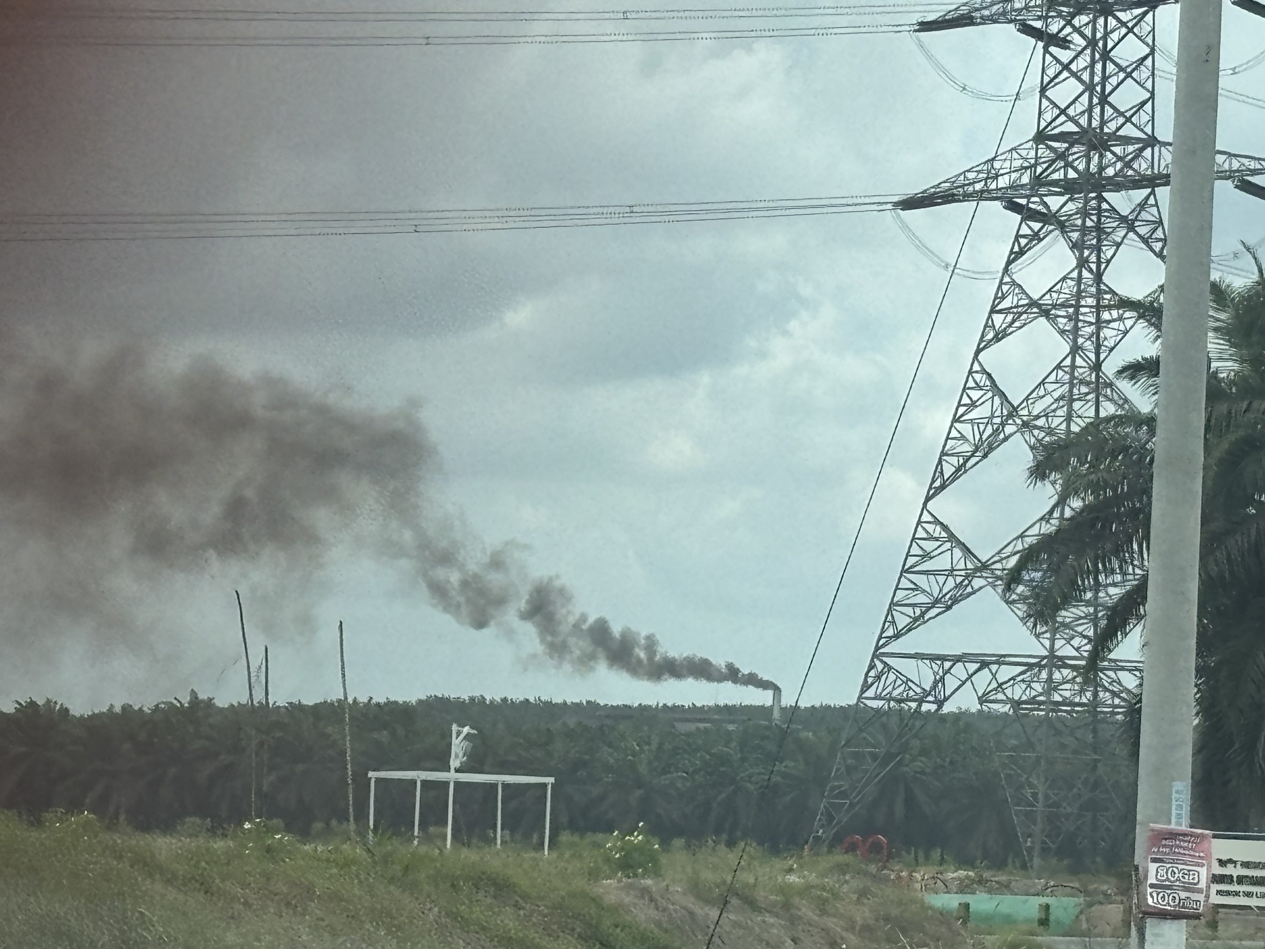 Asap Hitam PKS PT SIR Cemari Jalur Pekanbaru–Siak
