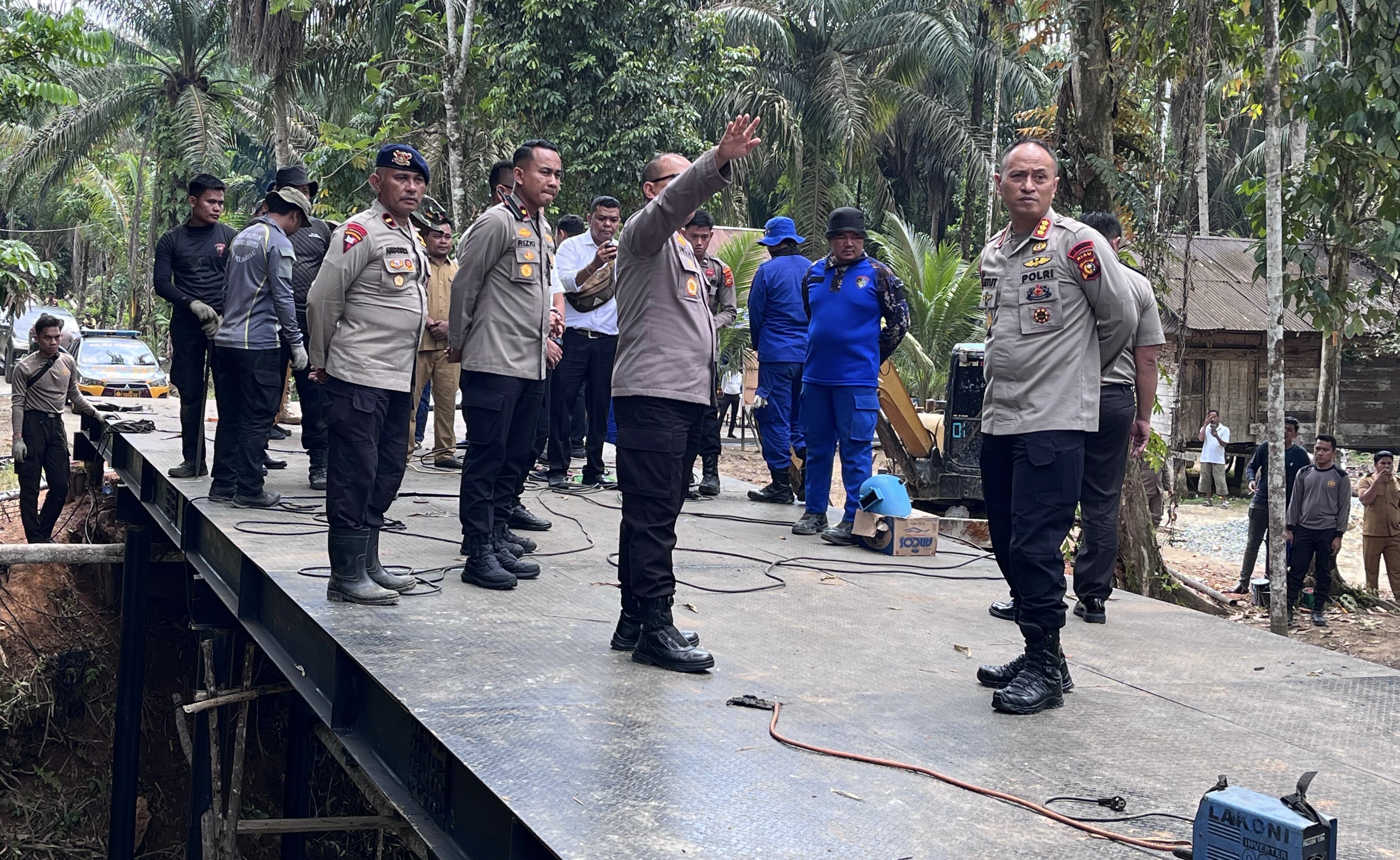 Dansat Brimob–Karo Ops Polda Riau Tinjau Progres Jembatan Lubuk Agung
