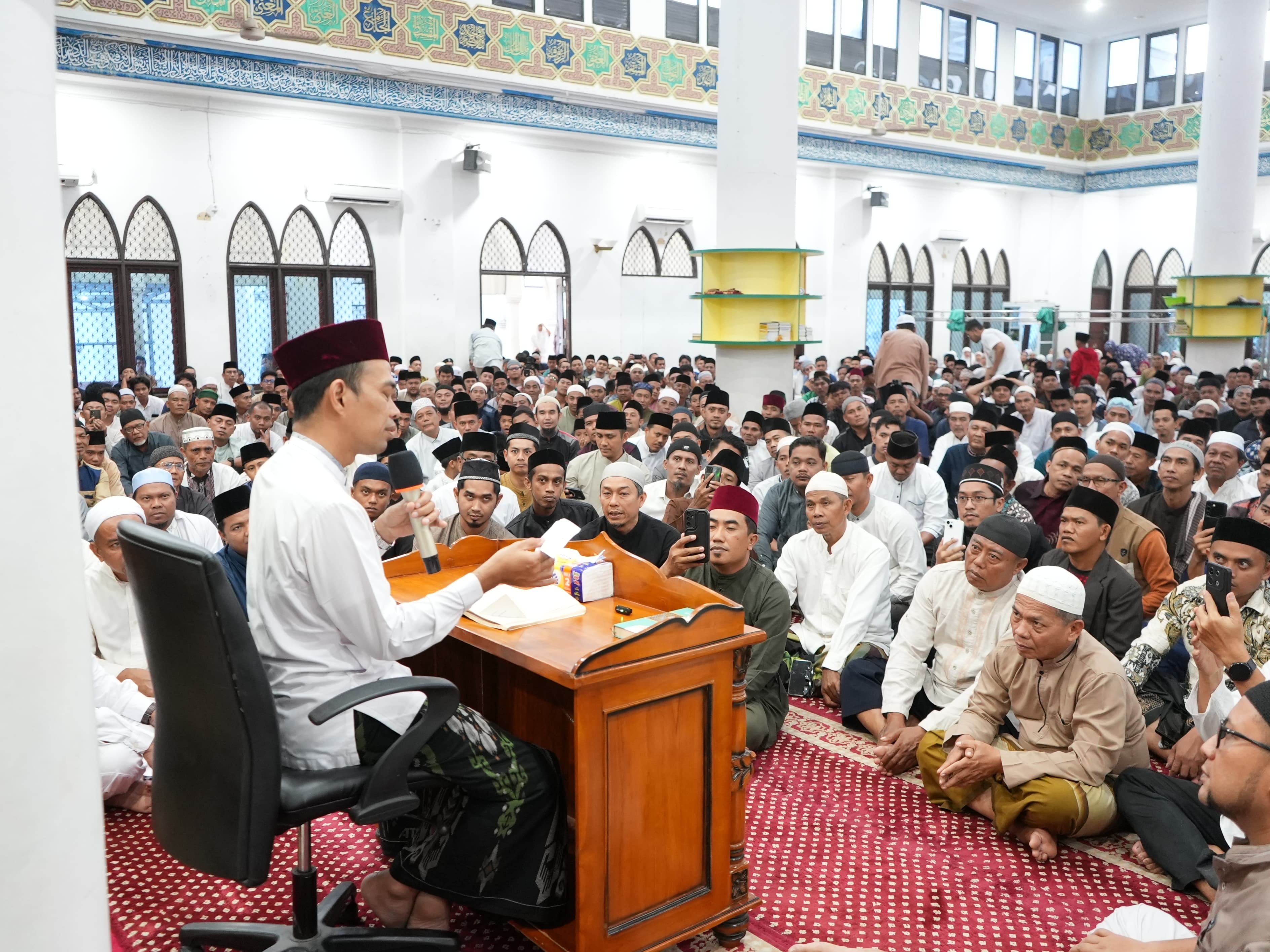 Bupati Afni Undang UAS Gelar Kajian Subuh di Masjid Al-Fatah Siak