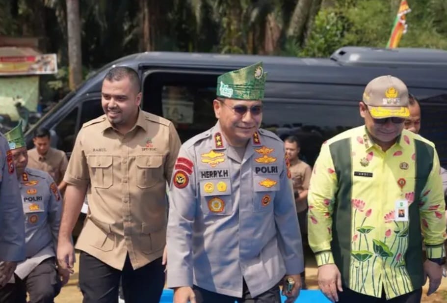 Kapoksi Komisi III DPR RI Muhamad Rahul bersama Kapolri saat peresmian jembatan merah putih di Riau (istimewa) Riauexpose.Com