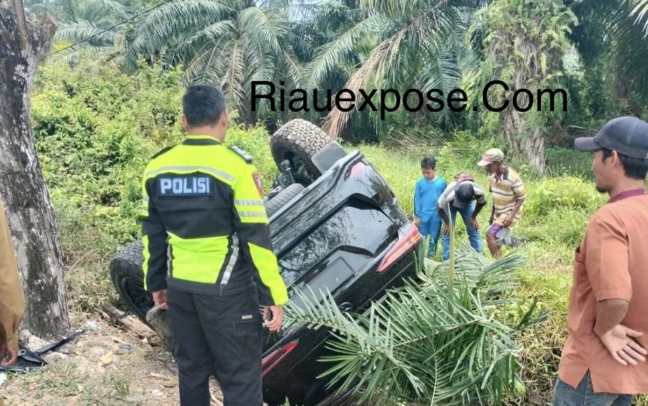 Mobil dinas jenis Toyota Fortuner yang ditumpangi Wakil Ketua DPRD Kabupaten Bengkalis, Hendrik Firnanda Pengaribuan, dengan sebuah mobil Toyota Kijang Innova berwarna hitam.