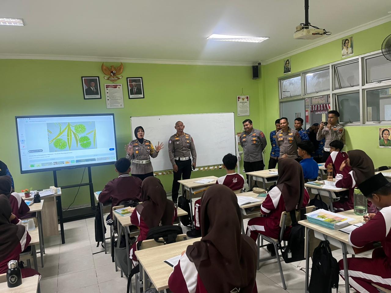 TANPA GEDUNG SENDIRI! 43 Siswa SRMA 4 Padang Tetap Semangat Sekolah