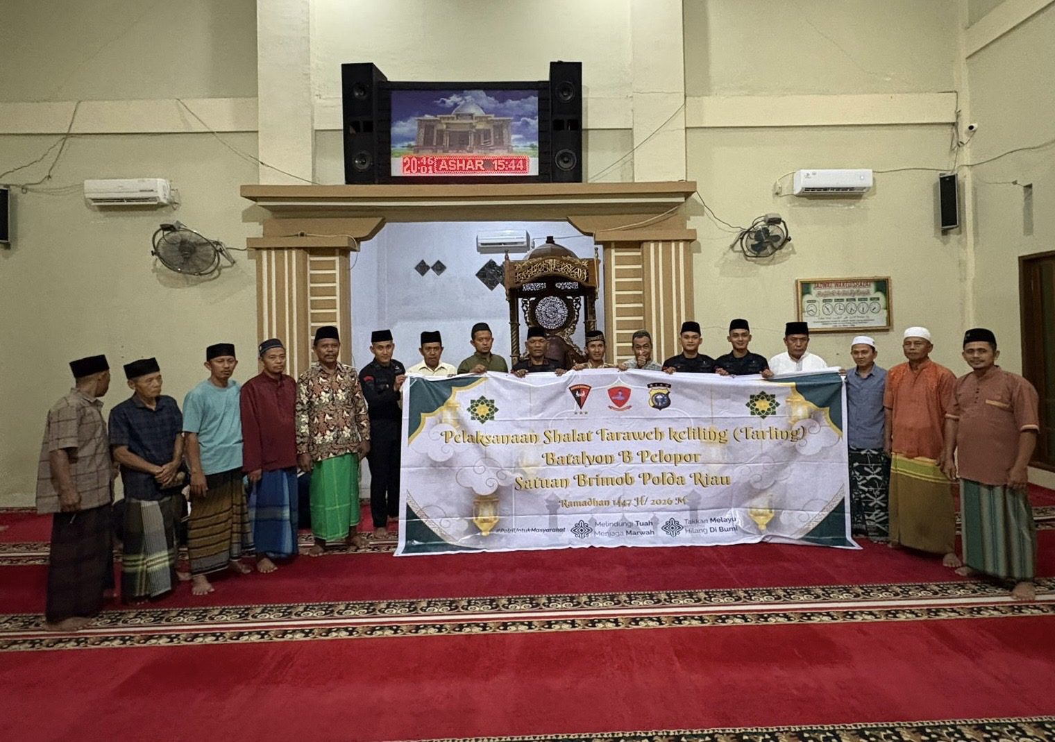 Tarawih Keliling, Brimob Polda Riau Dekatkan Diri ke Warga Ciptakan Rasa Aman