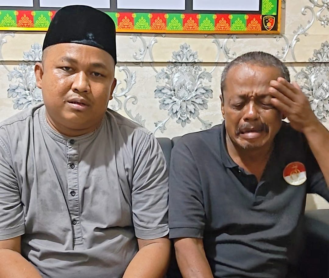 Muhajirin menjenguk Wartawan Edi Lelek di Mapolsek Bukit Raya Pekanbaru