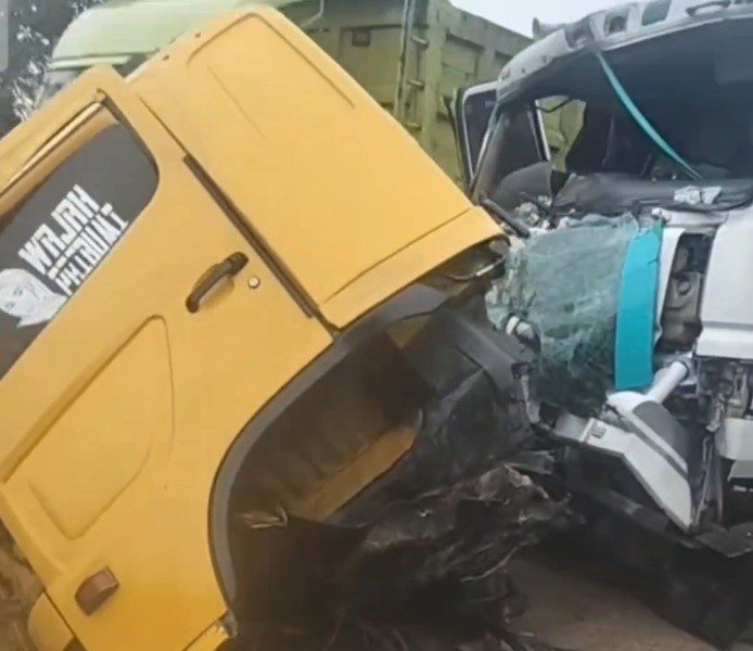 Truk Box Tabrak Fuso Pengangkut Kayu di Lintas Minas–Perawang