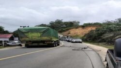 Ruas jalan lintas Pekanbaru-Kuansing macet total akibat dari truck seret penyanggah kabel hingga sebabkan listrik padam (istimewa) riauexpose.Com