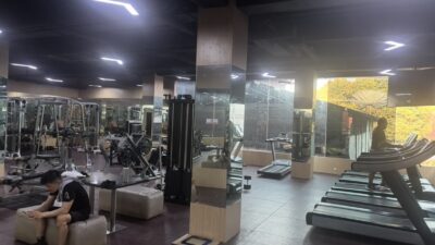 ruang fitness dengan peralatan terbaru dan lengkap, mulai dari treadmill hingga alat angkat beban. 