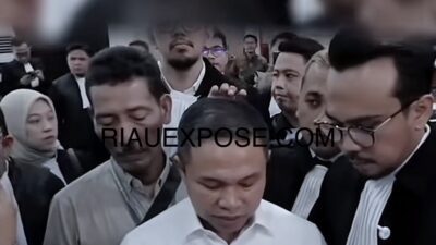 Abdul Wahid, menyampaikan keberatan atas dakwaan yang dibacakan jaksa dari Komisi Pemberantasan Korupsi dalam persidangan di Pengadilan Negeri Pekanbar