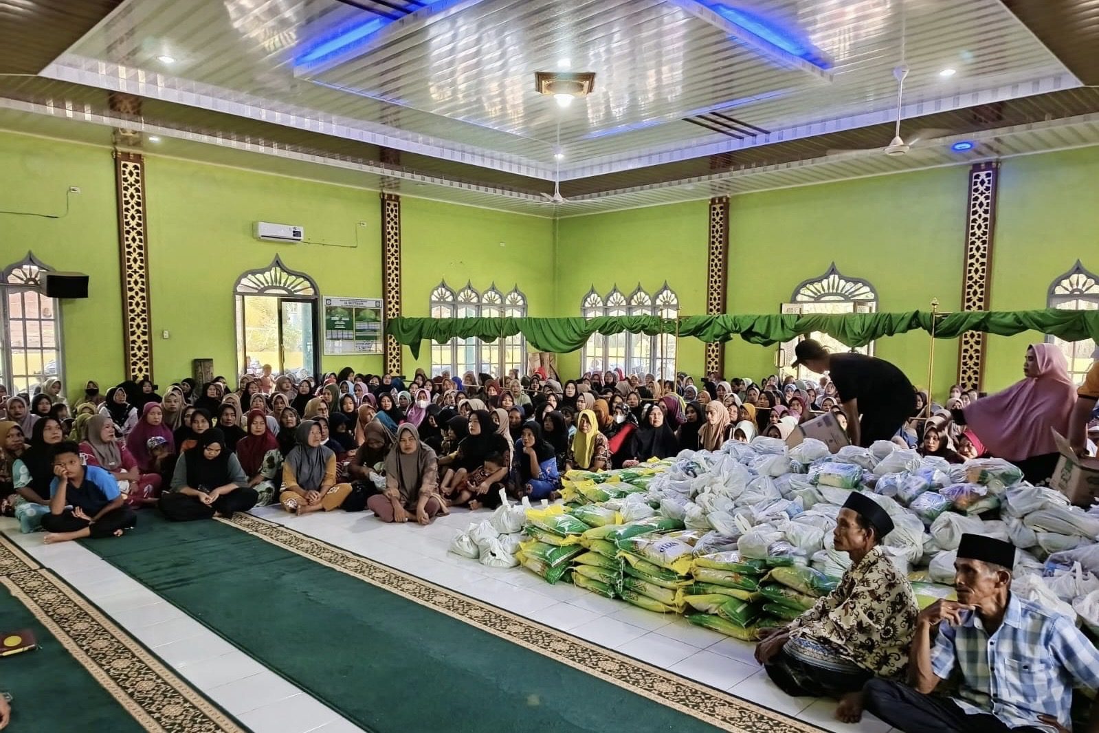 Penutupan kegiatan KSJ pemberian bantuan uang tunai kepada 21 jamaah di Masjid Ar-Razzaaq, Rimbo Panjang, Kabupaten Kampar.