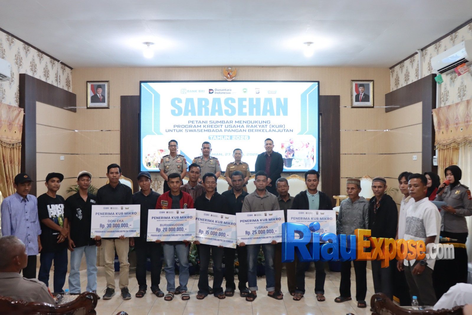 Bersama Bank BRI, Polri menyalurkan Kredit Usaha Rakyat (KUR) senilai Rp490 juta kepada 31 kelompok tani jagung binaan di Kabupaten Pasaman, Senin (27/4/2026).