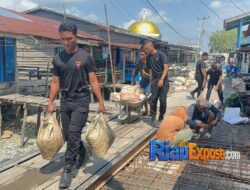 Brimob Polda Riau–Polres Rohil Turun Tangan Perbaiki Jalan hingga Bersihkan Masjid