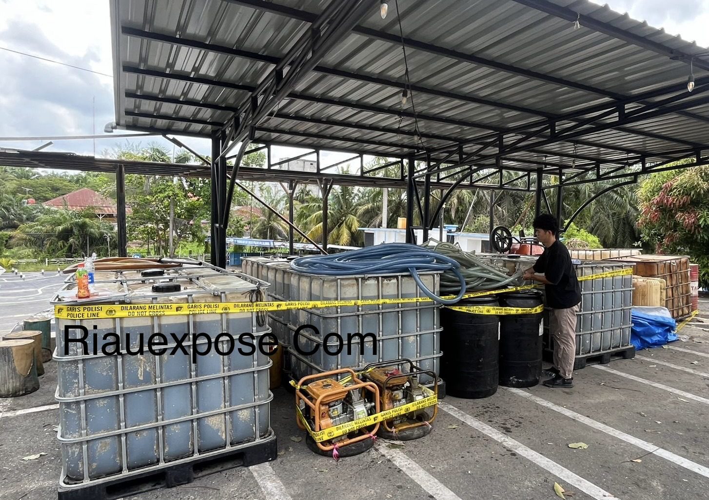 Satuan Reserse Kriminal (Satreskrim) Polres Pelalawan berhasil mengamankan barang bukti berupa lebih dari 12 ton bahan bakar minyak (BBM) jenis solar subsidi dalam pengungkapan kasus dugaan penimbunan ilegal.