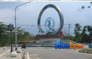 Proyek pembangunan kawasan Tugu Bono senilai Rp7,8 miliar dari dana CSR PT EMP Bentu Ltd kini menjadi sorotan publik.