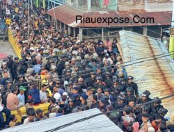 Massa Kepung Rumah Bandar Narkoba, Brimob Polda Riau Redam Ketegangan Tanpa Kekerasan
