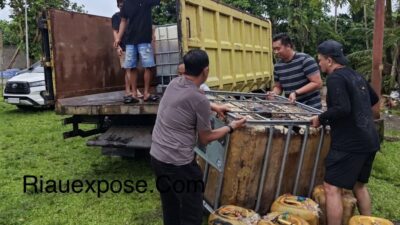 petugas menemukan 10 jerigen berisi biosolar di dalam mobil Mitsubishi L300 yang telah dimodifikasi.