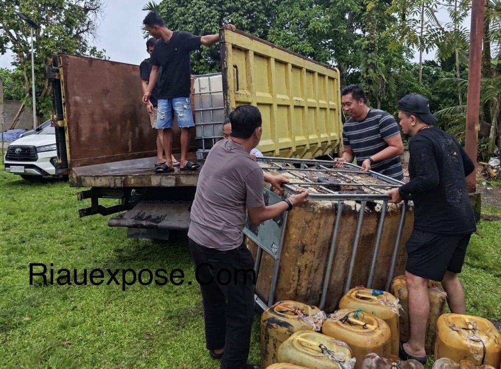 petugas menemukan 10 jerigen berisi biosolar di dalam mobil Mitsubishi L300 yang telah dimodifikasi.