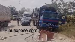 Ratusan warga warga Kecamatan Minas, Kabupaten Siak, kembali turun ke jalan menuntut perbaikan ruas Jalan Lintas Minas–Perawang yang kian rusak dan membahayakan.