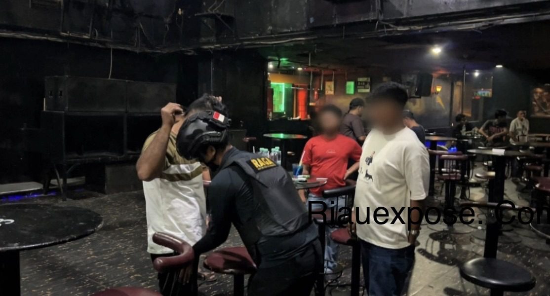 Tim gabungan Polda Riau menemukan dua butir pil diduga ekstasi tanpa pemilik saat razia di Sago KTV Furaya Hotel Pekanbaru, Selasa (14/4/2026) dini hari.