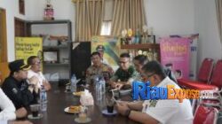 Plt Kepala Dinas PUPRPKPP Provinsi Riau, Thomas Larfo Dimeira, didampingi Kepala Dinas PU Kabupaten Siak, Camat Minas, Lurah Minas Jaya, serta unsur Forkopimcam Kecamatan Minas.