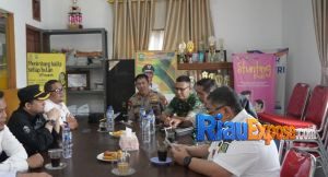 Plt Kepala Dinas PUPRPKPP Provinsi Riau, Thomas Larfo Dimeira, didampingi Kepala Dinas PU Kabupaten Siak, Camat Minas, Lurah Minas Jaya, serta unsur Forkopimcam Kecamatan Minas.