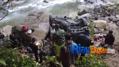 Kecelakaan tunggal terjadi di kawasan Lembah Anai, Sumatra Barat, satu unit mobil travel Toyota Innova Reborn terjun ke jurang sedalam sekitar 50 meter.