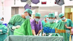 perempuan berusia 27 tahun yang selama ini mengalami menstruasi tidak normal, akhirnya berhasil ditangani melalui operasi rekonstruksi oleh tim dokter multidisiplin