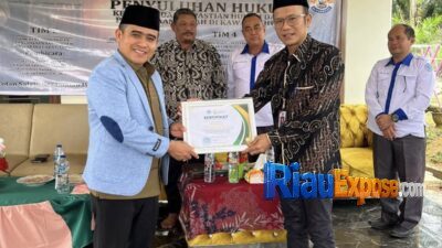 Belasan Dosen Fakultas Hukum Universitas Persada Bunda Indonesia (UPBI) Pekanbaru hadir langsung di Desa Bengkolan Salak