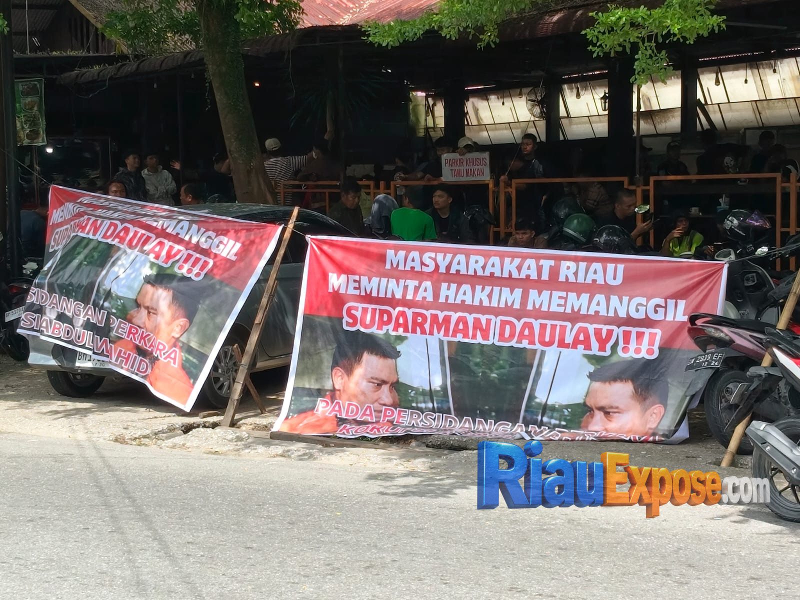 Masyarakat Riau Minta Hakim Panggil Suparman di Kasus Korupsi Abdul Wahid 1 kemunculan sejumlah spanduk di depan Pengadilan Pengadilan Negeri Pekanbaru, Rabu (20/5/2026), juga menyita perhatian masyarakat