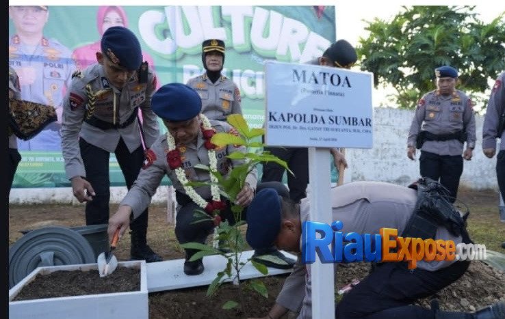 Kapolda Sumbar Irjen Pol Gatot Tri Suryanta langsung memimpin gerakan penanaman ribuan pohon di lingkungan kampus.