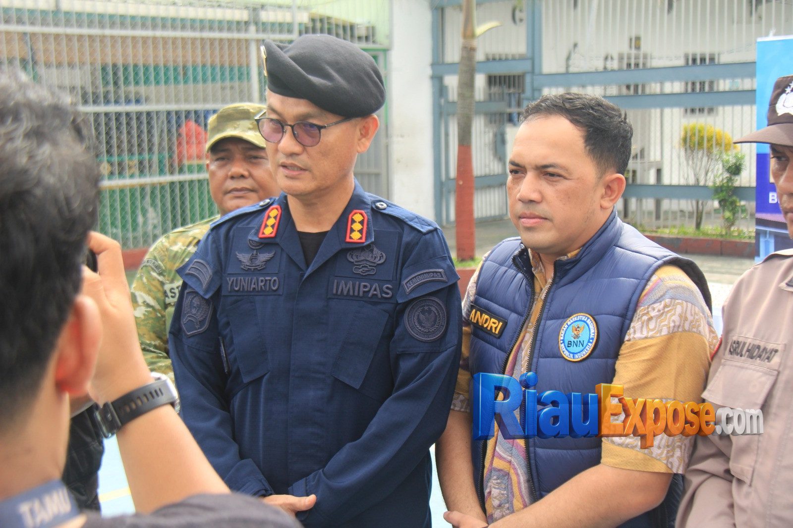 Kepala Lapas Pekanbaru, Yuniarto saat memimpin Apel dan Ikrar Bersama Pemasyarakatan Bersih dari Handphone Ilegal, Narkoba, dan Penipuan