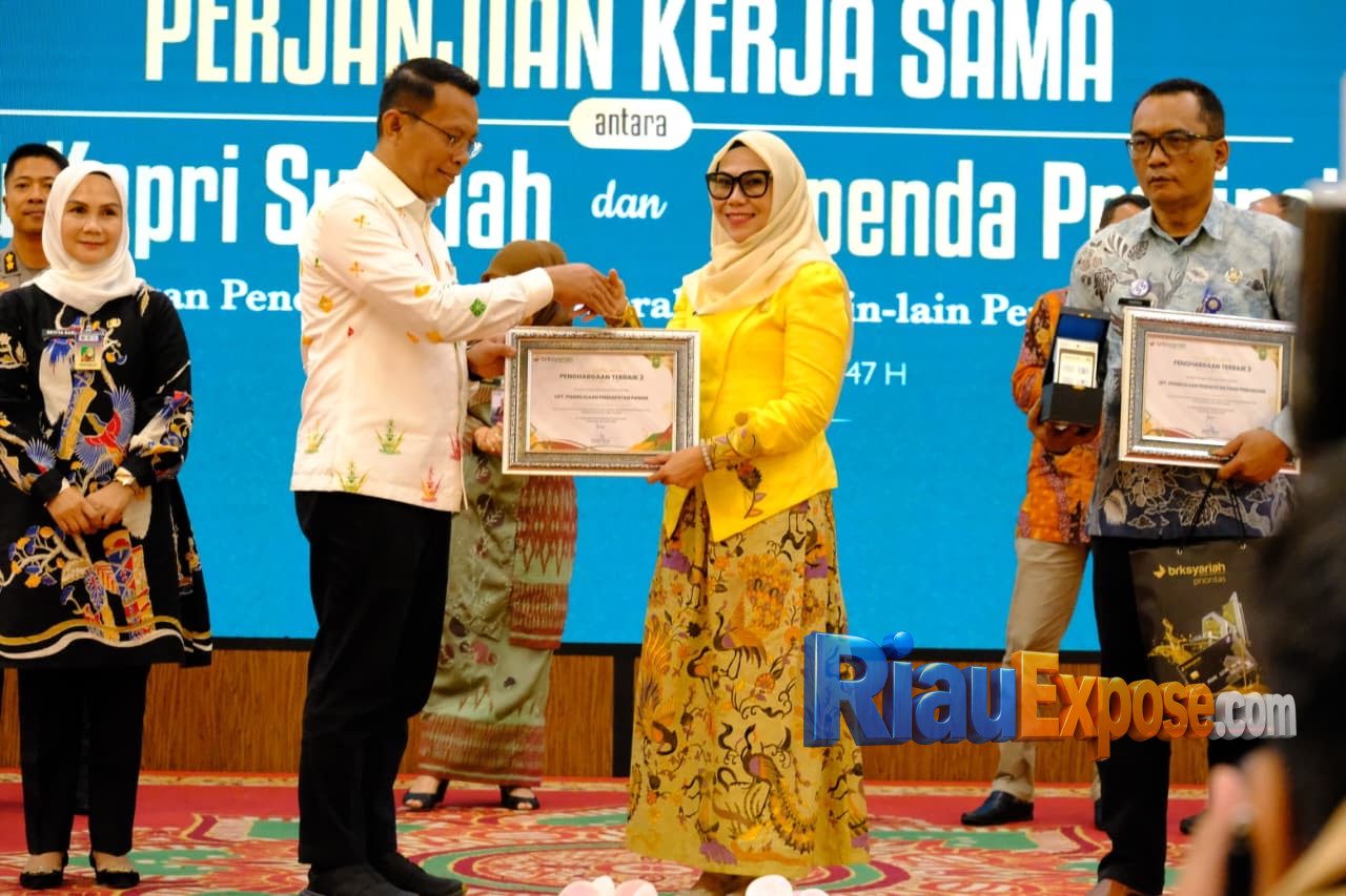 UPT Samsat Panam, Ria Noviana SE, MSi, instansi ini berhasil meraih penghargaan sebagai peringkat terbaik kedua dalam kategori transaksi terbanyak melalui Electronic Data Capture (EDC) dari BRK Syariah.