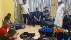 Pelarian Empat Pelaku Penipuan Batu Merah Delima Berakhir di Tangan Tim Opsnal Polres Siak 4 Aksi licik komplotan penipu bermodus batu merah delima bertuah akhirnya terhenti di tangan Tim Opsnal Satreskrim Polres Siak.