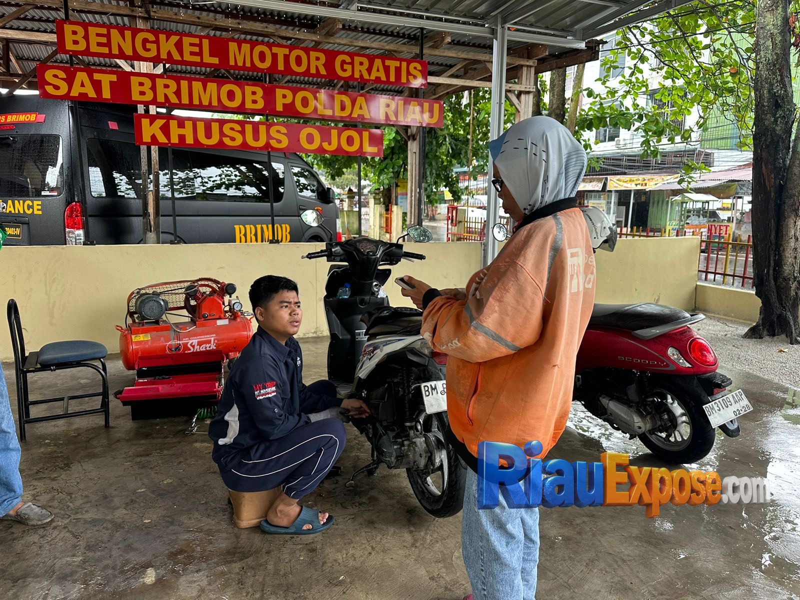 Kepedulian terhadap masyarakat kembali ditunjukkan oleh Satuan Brimob Polda Riau melalui program bengkel motor gratis yang dikhususkan bagi pengemudi ojek online
