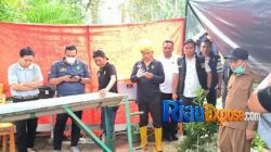 makam FA (6), bocah yang diduga tewas akibat penganiayaan ibu tirinya, dibongkar untuk kepentingan autopsi dan penyidikan pihak kepolisian.