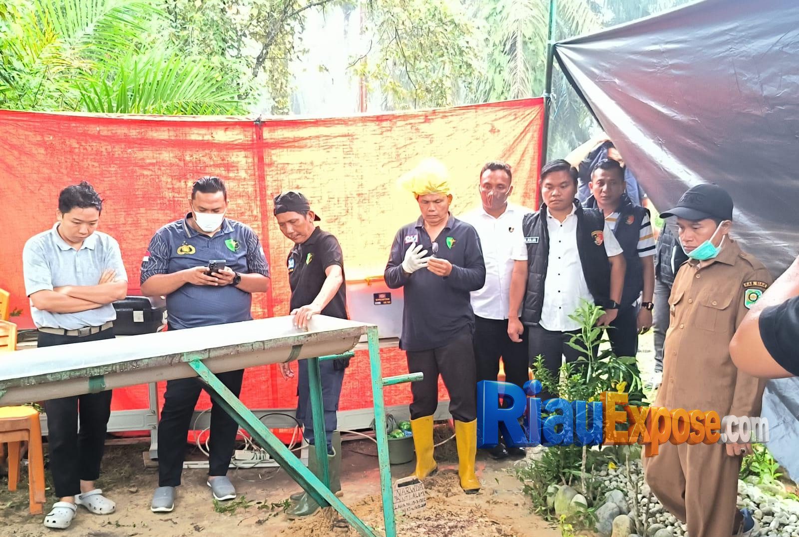 makam FA (6), bocah yang diduga tewas akibat penganiayaan ibu tirinya, dibongkar untuk kepentingan autopsi dan penyidikan pihak kepolisian.