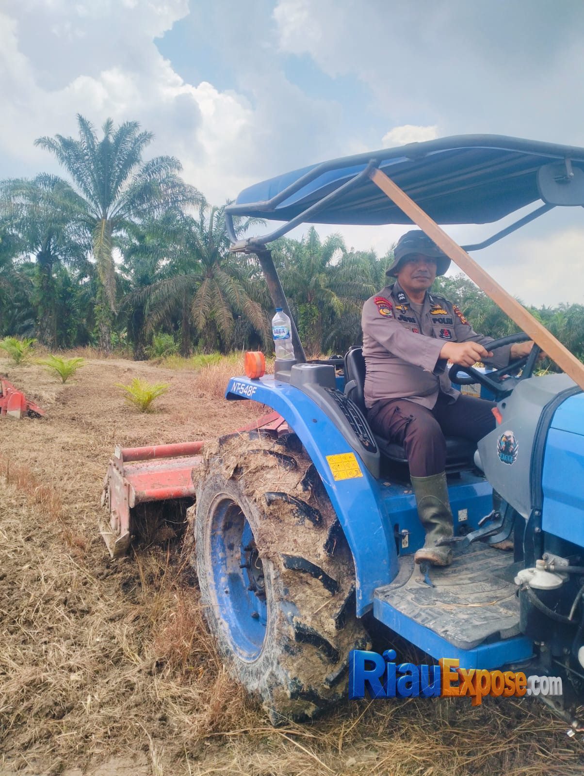 Polsek Bungaraya Dukung Asta Cita, Bhabinkamtibmas dan Kelompok Tani Bajak Lahan Jagung Pipil 1,5 Hektare 4 Personel Polsek Bungaraya membajak lahan untuk ditanami jagung pipil