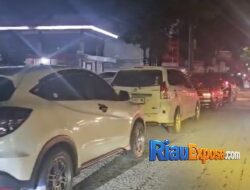 BBM Langka di Pekanbaru, Antrean Mengular di SPBU Harapan Raya hingga Tengah Malam